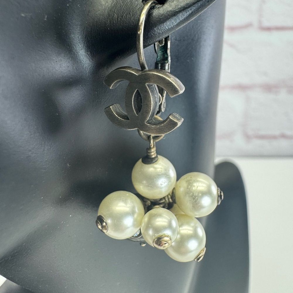 Chanel 04 A Vintage Elegant Pearl Cluster Earrings - Picture 6 of 12